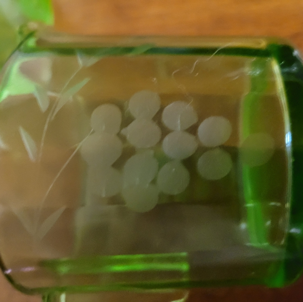 Vintage Green Glass Uranium Creamer and Sugar Set (114) - Picture 4 of 5